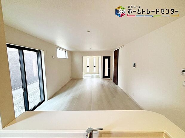 【キッチン】対面式キッチンからは、リビングにいるご家族の様子が一目で分かります♪小さいお子様がいても安心です♪