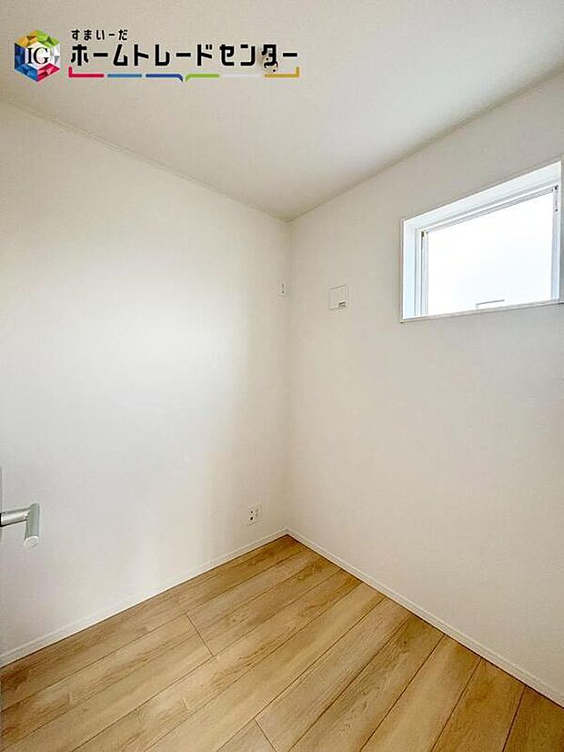 【【テレワークルーム】】「家なかオフィス化」が進む時代だからこそ、今のお住まいにテレワークルーム♪窓付きのスペースなので、在宅ワーク用のスペースとしてはもちろん、趣味用のスペースとしてもお使い頂けます♪