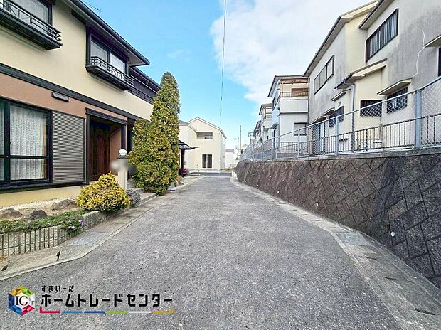 【【前面道路含む現地写真】】落ち着いた住環境の住宅地♪周辺に高い建物が無く、空が広く大きく感じられます♪通りより少し奥へ入っておりますので、プライベート空間を確保できます♪