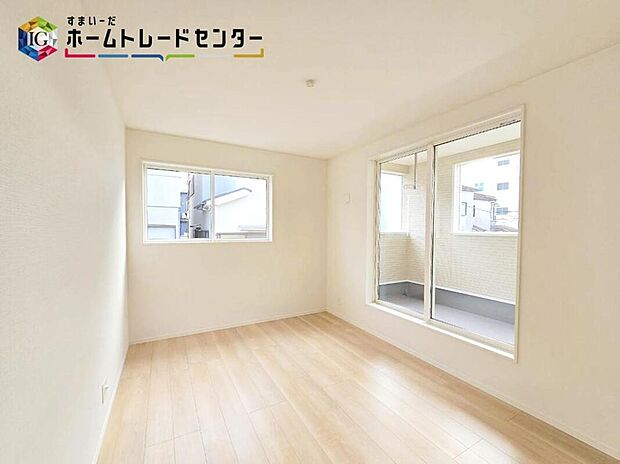 【【居室】】2面採光を確保した明るい室内は、風通しも良く、大変居心地の良い空間となっております。爽やかな風を感じて起きる朝は、快適生活の始まりに！