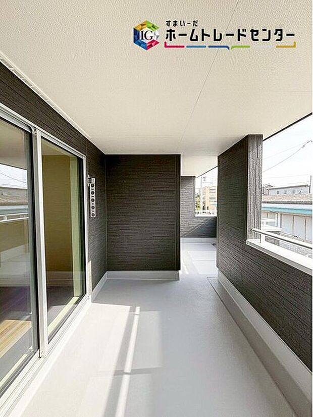 【【バルコニー】】2部屋から出られるインナーバルコニーは、南側に配されています♪暖かい陽光たっぷり降りそそぎ、洗濯や布団干しも快適です♪
