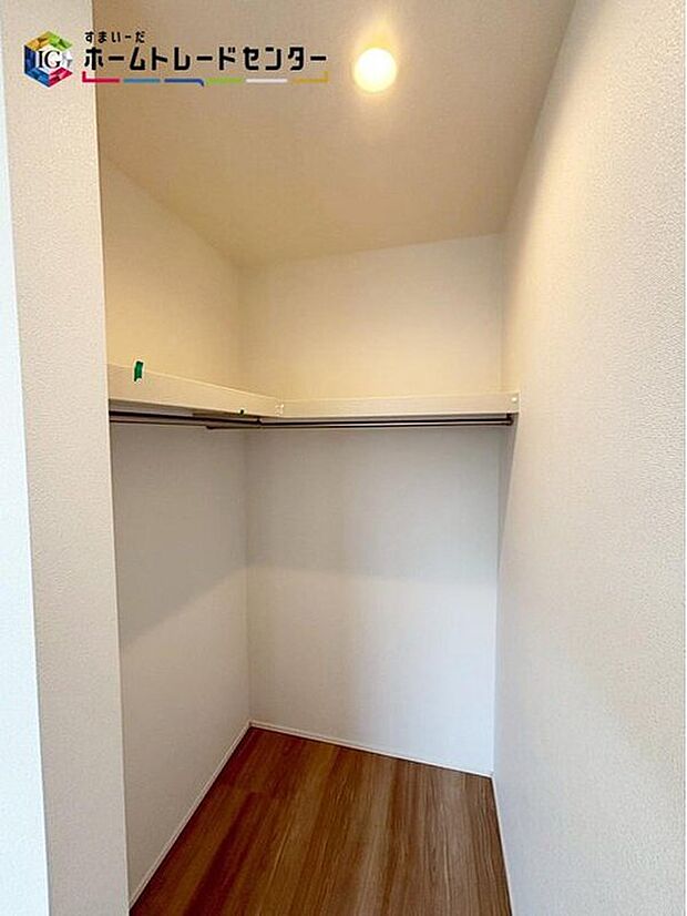 【収納】ウォークインクローゼットにはシーズンオフのお洋服や靴はもちろんお雛様や五月人形など、かさばるけど大切なものもしっかり片づけられます♪