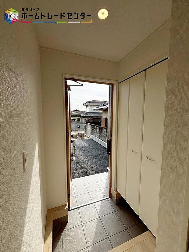 【【玄関】※1号棟】心豊かな時間を過ごせる大切なお住まいです！沢山の陽光を取り込んで玄関も明るい印象です！来客の際も、心地よく楽しいひと時をお過ごし頂けますね。