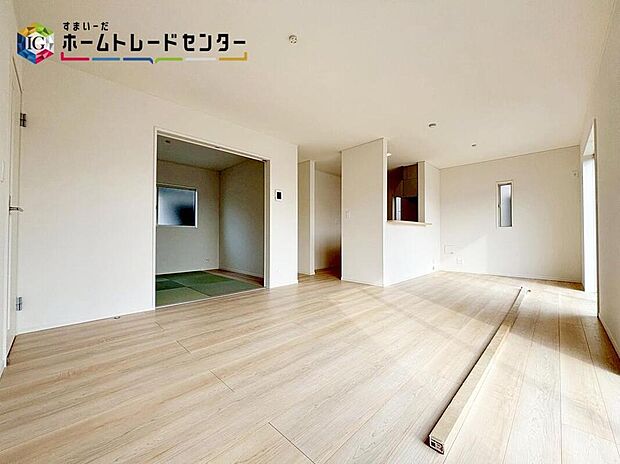 【【リビング】】作業台上部の収納スペースを取りのぞいたことにより、開放感のある対面キッチンを実現！夫婦そろってキッチンに立っても調理がしやすくゆとりのある広さです。家事をしながら会話も弾みますね。