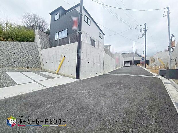 【【前面道路含む現地写真】】前道が6.0mあるので、車庫入れが苦手な方でも安心して入れられます♪隣家との距離も、前面道路の幅員も充分にございますので、プライベートにも配慮されたお住まいとなっております♪