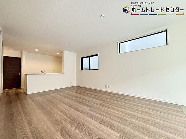 【リビング】家族の食事や団らんのほか、お子様を遊ばせたり友人を招いたりするＬＤＫは住まいの中心♪毎日大切な家族とコミュニケーションがとれる家族思いの間取りを作りました♪