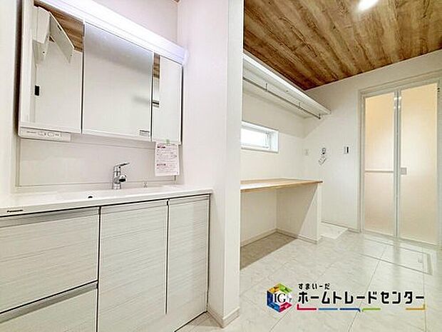 【【洗面所】】白を基調とした爽やかなサニタリースペース。清潔感のある快適空間です。毎日の身支度も気持ち良くお使い頂けます。