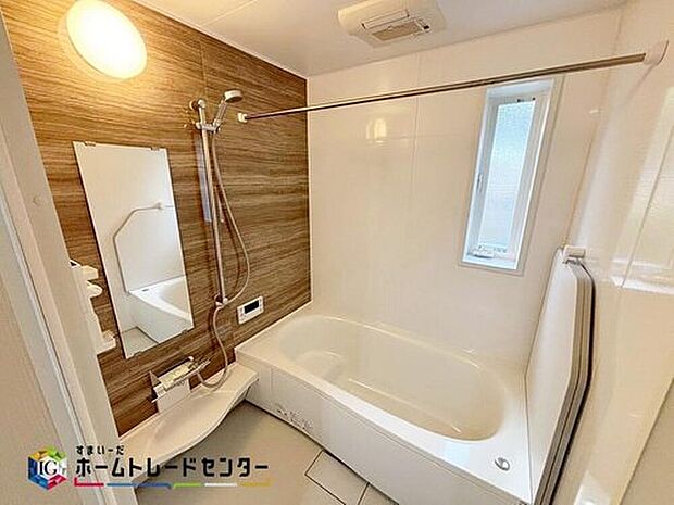 【【浴室】】毎日の疲れを癒す浴室は１坪タイプです。足を伸ばしてゆっくりとくつろげます。
窓付きのバスルームは、明るく換気環境も良好。日中の入浴も気持ちよくお使い頂けそうです。