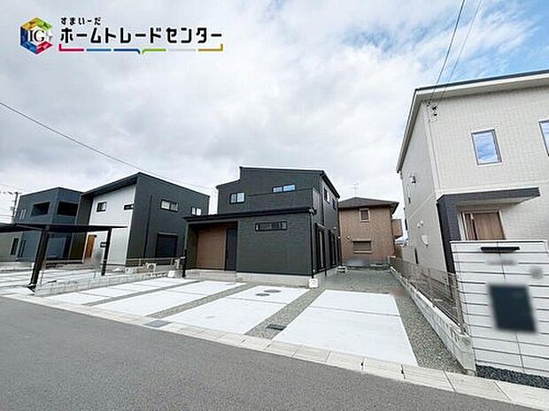 【【現地外観写真】※2号棟】この街とこの家で暮らしたくなる魅力が満載。利便性と自然、周辺環境の心地よさは写真や文章では伝えきれません。日々の動線や採光、周辺施設との距離感まで、ぜひ現地でご体感ください。