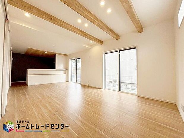 【【リビング】】明るく開放感のあるリビング。対面式キッチンは、いつでもご家族を感じられる空間作りの重要ポイントになりそうです。