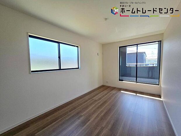 【【居室】】穏やかな光が差し込む室内には、穏やかな時間が流れます♪休日には、落ち着いた空間で自分の趣味を楽しむのはいかがですか♪