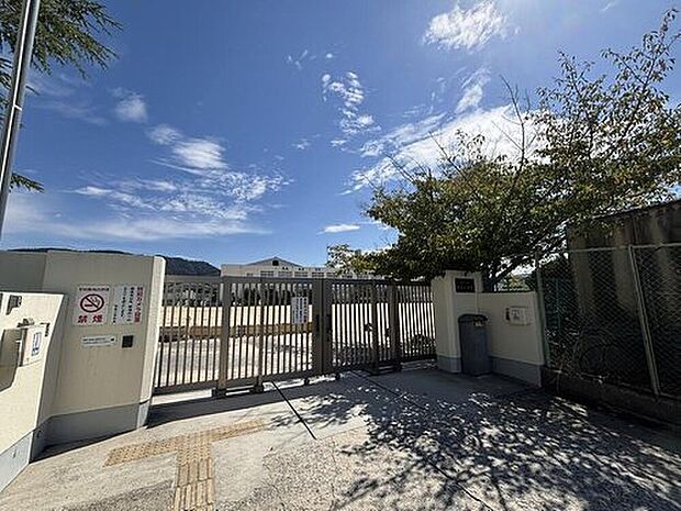 奈良市立飛鳥小学校(約580m)