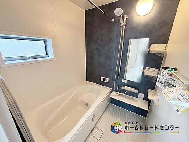 【【浴室】】毎日の疲れを癒す浴室は１坪タイプです。足を伸ばしてゆっくりとくつろげます。
窓付きのバスルームは、明るく換気環境も良好。日中の入浴も気持ちよくお使い頂けそうです。