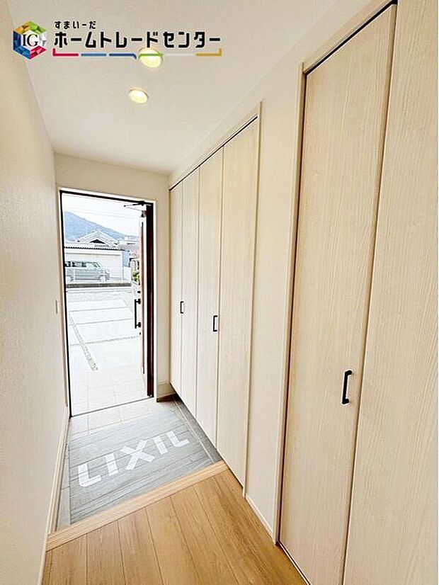 【【玄関】】天井高まである、玄関収納を採用。多くの靴を収納でき、十分な収納力ございます。