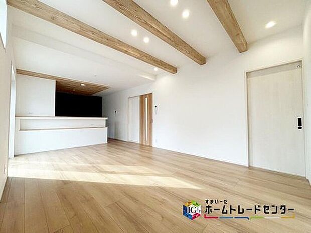 【【リビング】】広々としたLDKに、自分好みのインテリアでレイアウト。季節ごとに模様替えなども、楽しみの一つとなりそうです。
