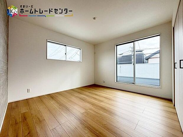 【【主寝室】】バルコニーに面した主寝室には、大きな窓を用意しております。暖かい日差し差し込む快適空間となっております。
