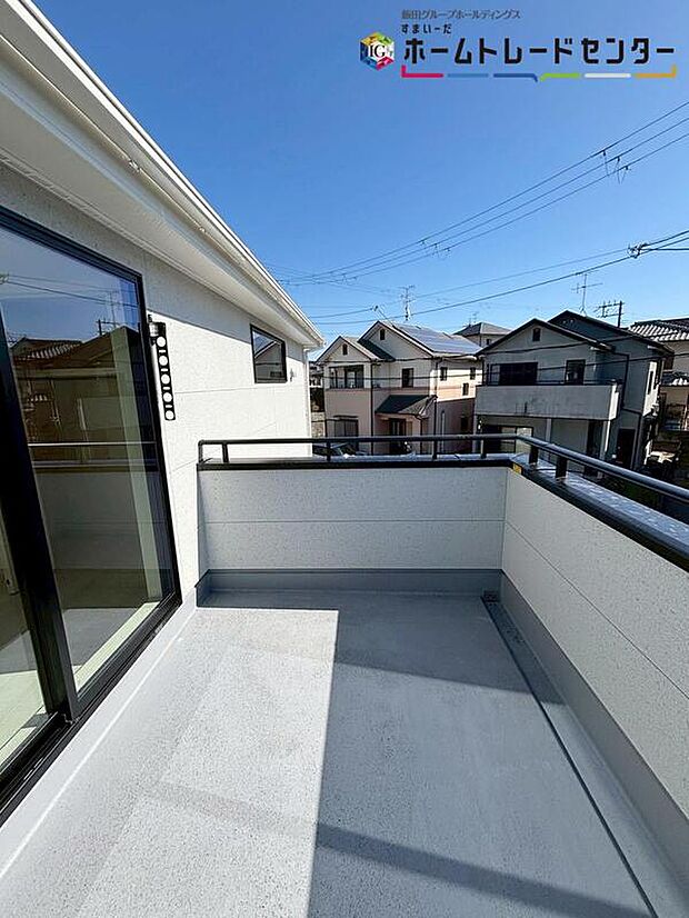 【バルコニー】2部屋から行き来できる広々としたバルコニー♪お天気が晴れの日にはたっぷりの洗濯物やお布団を干せます!たくさん干してもこれなら、洗濯物も早く乾きそうですね!