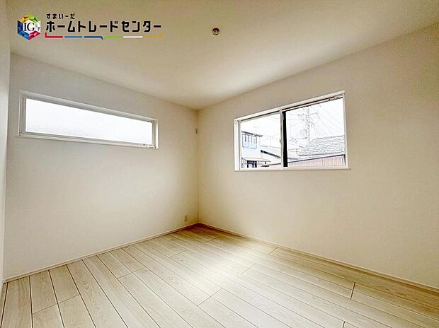 【【居室】】充分な広さの収納を備え、採光良好な洋室は、快適空間。プライベートの時間もゆったりお寛ぎ頂けそうです。