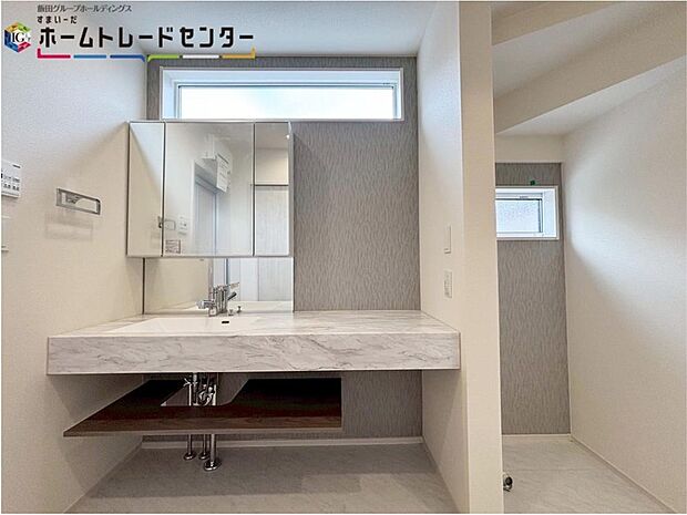 【洗面台・洗面所】白を基調とした爽やかなサニタリースペース。清潔感のある快適空間です。毎日の身支度も気持ち良くお使い頂けます。