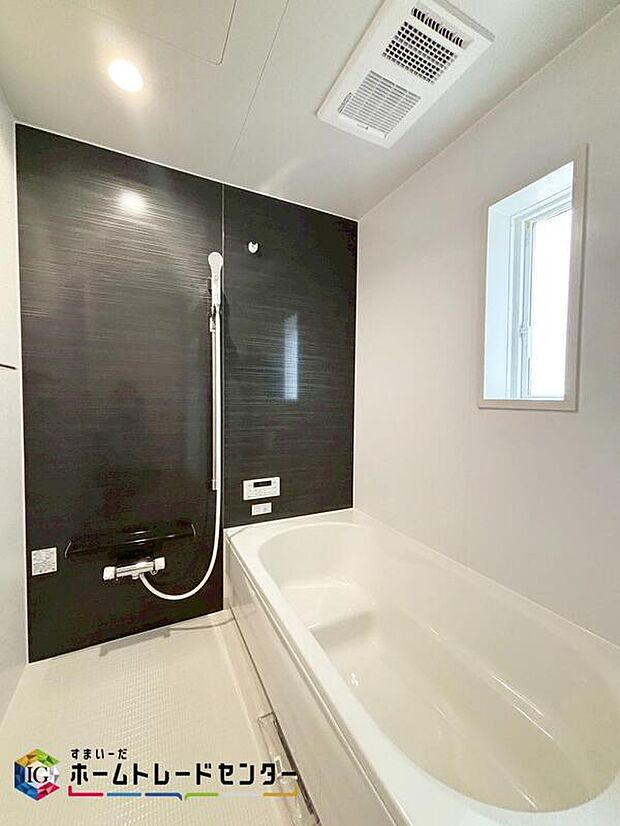 【浴室】浴室は湿気がたまりやすく、換気扇だけではどうしてもカビが出やすいです。窓があるだけでお風呂のカビお掃除がラクラク♪