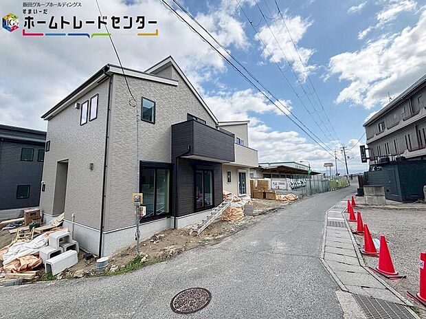 【【前面道路含む現地写真】※3号棟側 】一戸建ての大きなメリットは、「自分の土地」を自由に使えること♪好きなペットが飼えるほか、ガーデニングやDIY、車やバイクの手入れなど様々な趣味を楽しめます♪