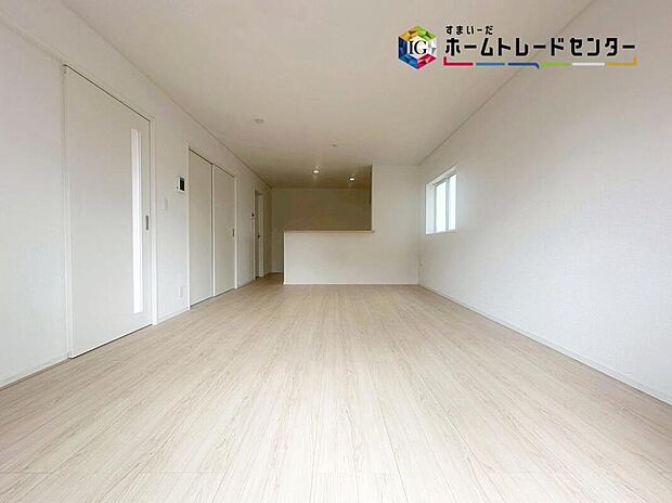 【【リビング】】大きな窓のあるリビングは、陽光あふれる明るい空間です。居心地良く、ご家族皆がゆったり寛げる憩いの空間となりそうです。