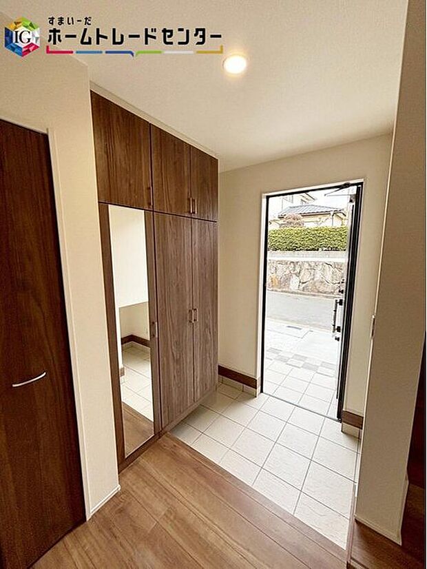 【玄関】開放感のある玄関ホール。左側に土間収納を配置♪温もり感じるフローリング仕様♪コの字型の玄関収納を採用♪飾り棚を利用して、お越しいただくお客様をおもてなしできます♪