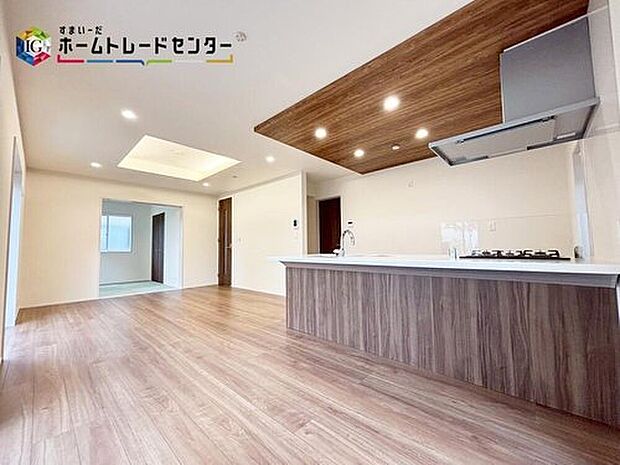 【リビング】ちょっとした作業に便利なカウンター付き♪明るめのフローリングは、壁紙ともマッチし、お部屋を更に広く見せてくれる効果も♪ご家族が自然と集まる穏やかな暮らしがイメージできますね♪