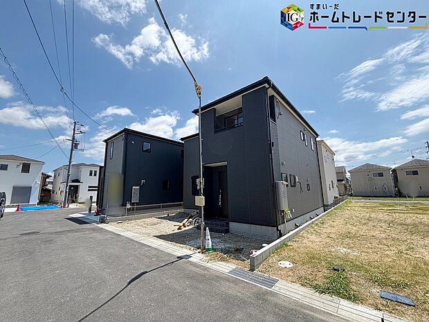 【【現地外観写真】】一戸建ての大きなメリットは、「自分の土地」を自由に使えること。好きなペットが飼えるほか、ガーデニングやＤＩＹ、車やバイクの手入れなど様々な趣味を楽しめます♪