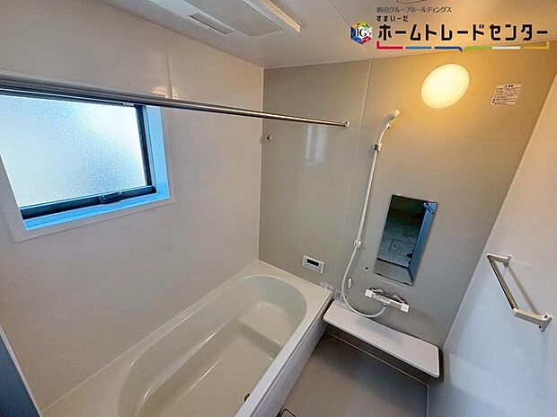【浴室】毎日の疲れを癒す浴室は１坪タイプです♪足を伸ばしてゆっくりとくつろげます♪
窓付きのバスルームは、明るく換気環境も良好。日中の入浴も気持ちよくお使い頂けそうです♪