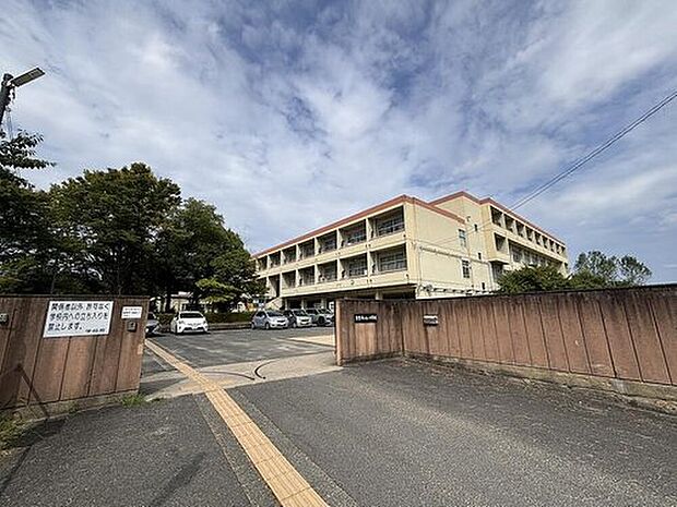 奈良市立東登美ケ丘小学校(約950m)