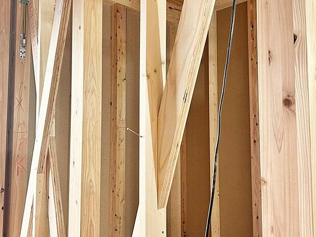 【横からの力に耐える「筋交い」】柱と柱の対角線に取り付けられるもので、片方向の片筋交い、両方向のたすき筋交いがある。　在来工法では、必要箇所に筋交い耐力壁を配置し補強します。

