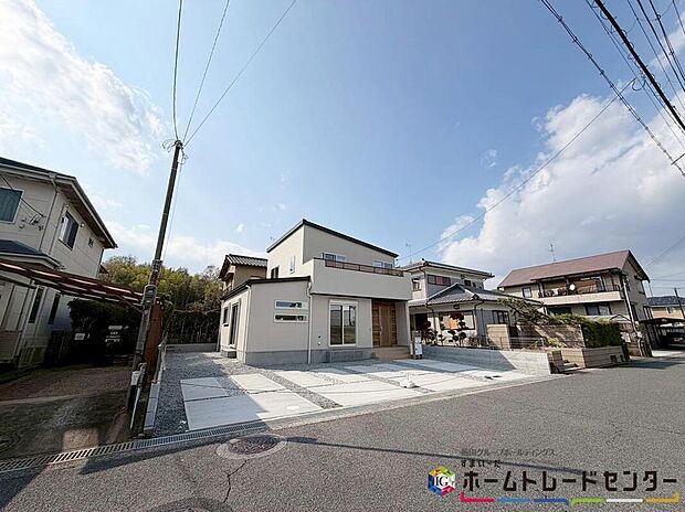 【【現地外観写真】】一戸建ての大きなメリットは、「自分の土地」を自由に使えること。好きなペットが飼えるほか、ガーデニングやDIY、車やバイクの手入れなど様々な趣味を楽しめます♪