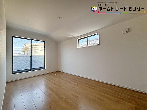 【【居室】】充分な広さの収納を備え、採光良好な洋室は、快適空間♪プライベートの時間もゆったりお寛ぎ頂けそうです。