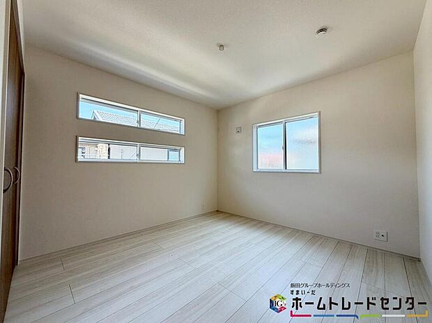 【【居室】】洋室は日当たり良好♪2面採光でたっぷりお日様を取り込めます♪明るめのフローリングですので、壁紙ともマッチし、お部屋を更に広く見せてくれる効果も♪