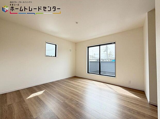 【リビング以外の居室】開放的なバルコニー直結のお部屋♪南向きのお部屋なのでお日様の光をたっぷり取り込んで目覚めのいい朝を迎えられること間違いなし♪