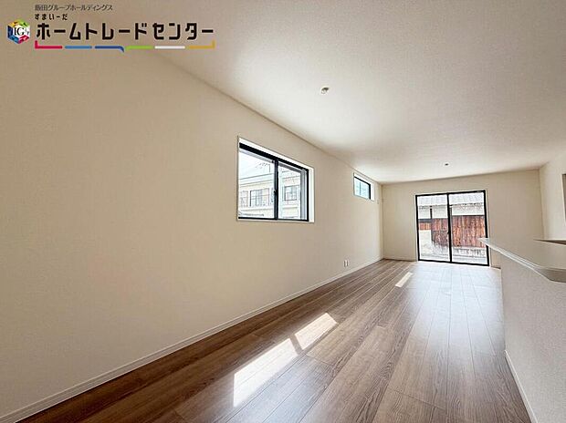 【リビング】大きな窓のあるリビングは、陽光あふれる明るい空間です。居心地良く、ご家族皆がゆったり寛げる憩いの空間となりそうです♪