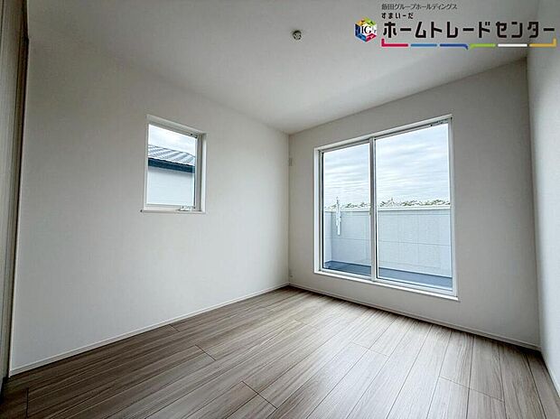 【リビング以外の居室】バルコニーに面した主寝室には、大きな窓を用意しております。暖かい日差し差し込む快適空間となっております。