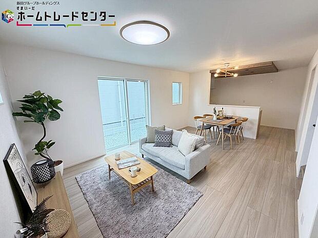 【リビング】大きな窓のあるリビングは、陽光あふれる明るい空間です。居心地良く、ご家族皆がゆったり寛げる憩いの空間となりそうです♪
