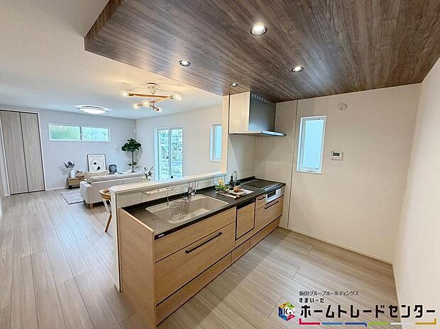【キッチン】開放感のあるカウンターキッチンを採用をしております。キッチンスペースをいつでもすっきりとお使い頂けそうです♪