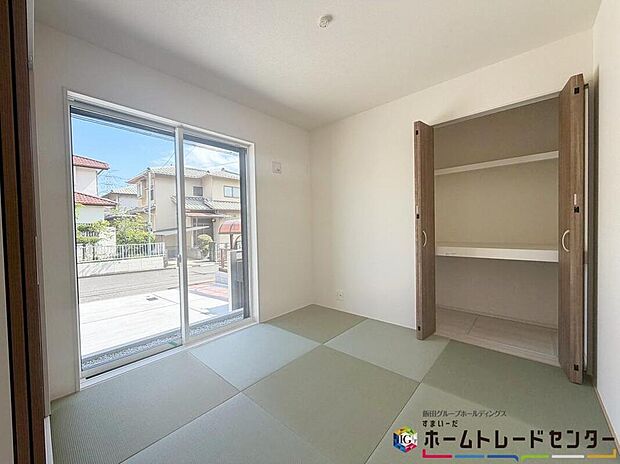 【和室】２WAYに使える和室。戸を開ければリビングと一体に。閉じれば独立した和室に。お客様の宿泊にも対応できる頼もしい空間です。