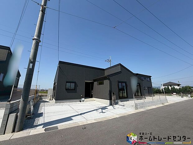 【現地外観写真】※4号棟
一戸建ての大きなメリットは、「自分の土地」を自由に使えること♪好きなペットが飼えるほか、ガーデニングやＤＩＹ、車やバイクの手入れなど様々な趣味を楽しめます♪