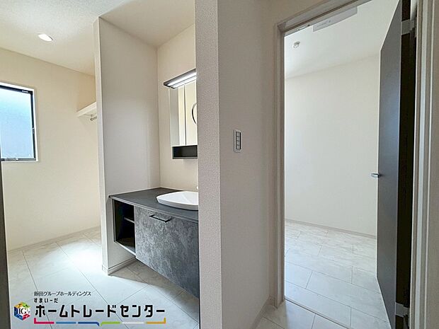 【洗面台・洗面所】白を基調とした爽やかなサニタリースペース。清潔感のある快適空間です♪毎日の身支度も気持ち良くお使い頂けます♪