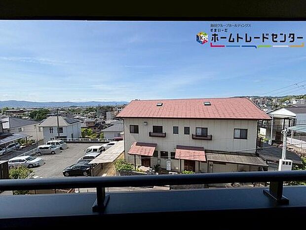【【バルコニーからの眺望】】周辺は閑静な住宅地となっております。風通しも良く穏やかな時間をお過ごしいただけます。