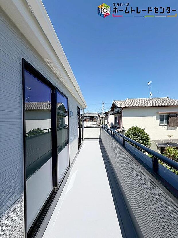 【バルコニー】2部屋から行き来できる広々としたバルコニー♪お天気が晴れの日にはたっぷりの洗濯物やお布団を干せます！たくさん干してもこれなら、洗濯物も早く乾きそうですね！