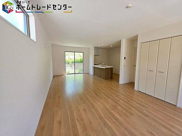 【リビング】大きな窓のあるリビングは、陽光あふれる明るい空間です♪居心地良く、ご家族皆がゆったり寛げる憩いの空間となりそうです。