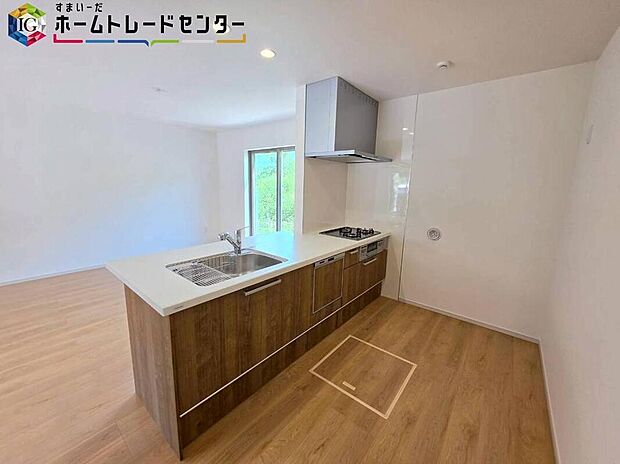 【キッチン】収納力豊富な爽やかなシステムキッチンを用意しております♪床下収納もございますので、キッチンスペースをいつでもすっきりとお使い頂けそうです。