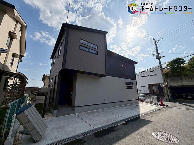 【現地外観写真】個性あふれる間取りの新築一戸建て♪　家族の笑い声が自然と生まれます！洗練されたデザインのお洒落なお住まいです。ゆとりの広さを誇る魅力あふれるお住まい♪ご連絡お待ちしております！