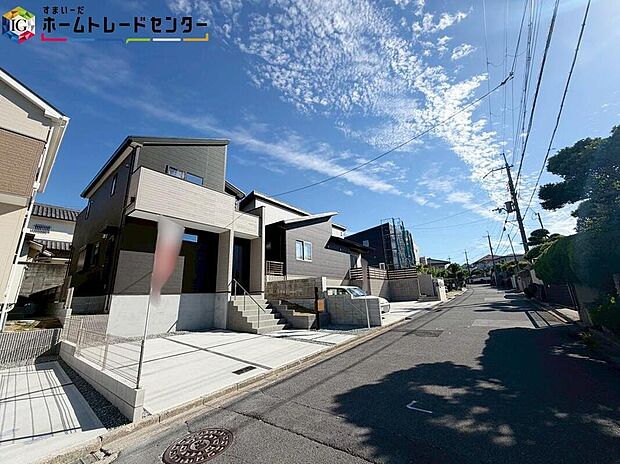 【現地外観写真】一戸建ての大きなメリットは、「自分の土地」を自由に使えること♪好きなペットが飼えるほか、ガーデニングやDIY、車やバイクの手入れなど様々な趣味を楽しめます♪