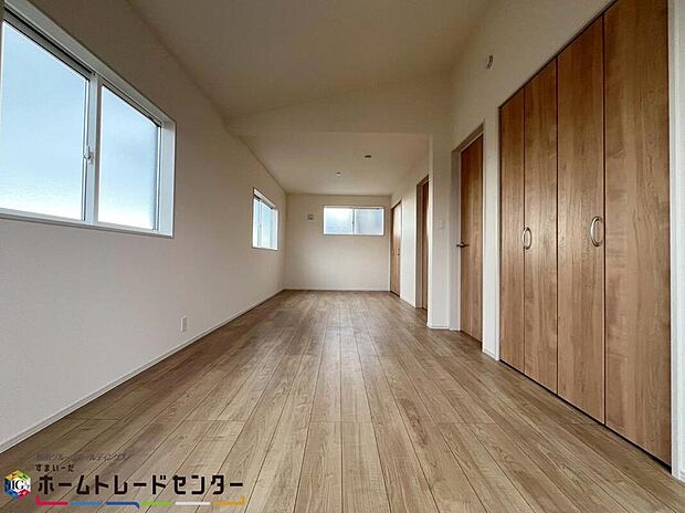 【リビング以外の居室】お子様の成長等に合わせてフレキシブルに対応可能な2ドア1ルームです。（壁を新たに設置し将来的に２部屋にできます！）